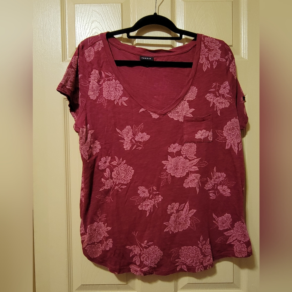 🌻 Torrid Magenta Floral Short Sleeve Graphic Tee Size 0 Excellent Condition